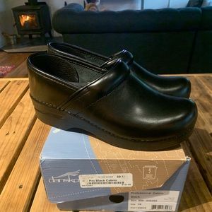 Dansko Pro Black Cabrio shoe